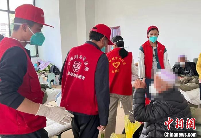 圖為得到妥善安置周到的服務(wù)，患者向志愿者豎起大拇指?！∪湛t市委宣傳部供圖