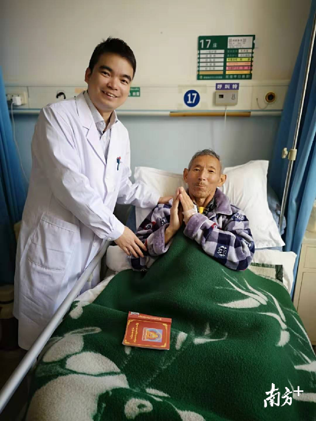 李英儒給阿伯實(shí)施了林芝地區(qū)首例腹腔鏡胃癌根治術(shù)，術(shù)后阿伯恢復(fù)良好。