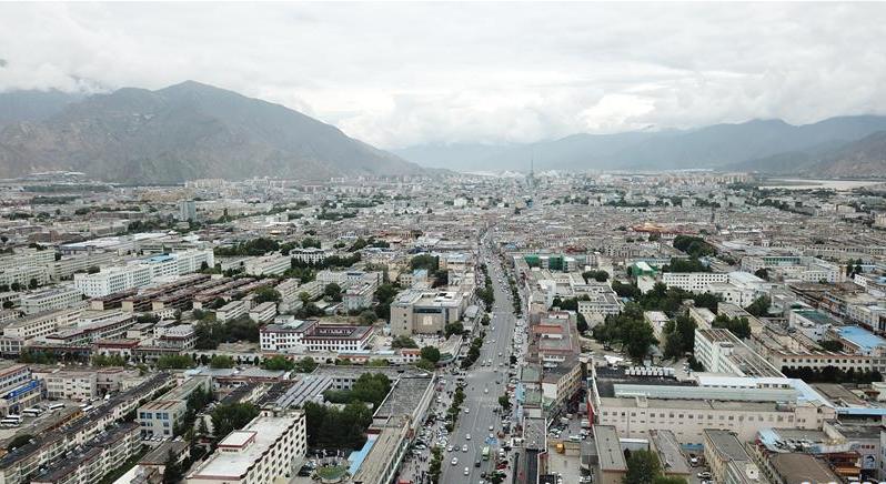 8月10日無人機(jī)拍攝的拉薩城市一景。新華社記者 王益亮 攝.jpg