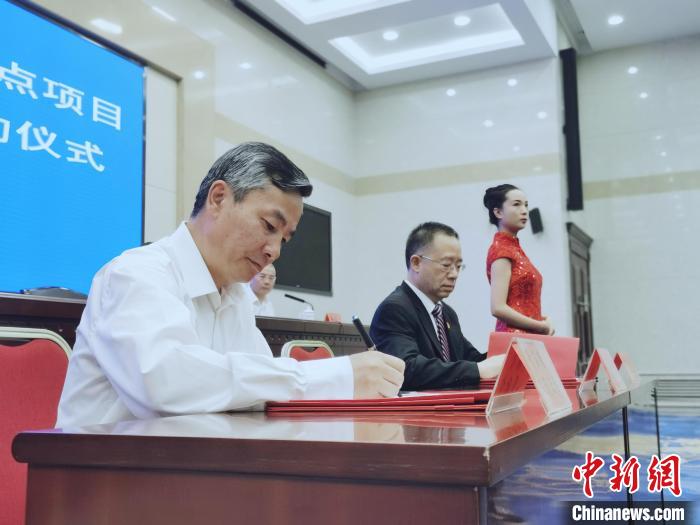 圖為青海省副省長匡湧(左)簽訂合作共建區(qū)域醫(yī)療中心框架協(xié)議?！?zhí)砀?攝