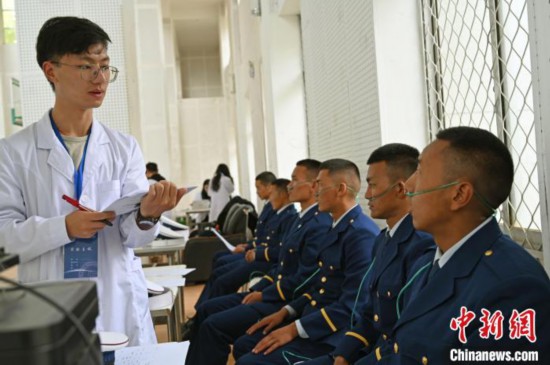 圖為研究團(tuán)隊(duì)成員登記消防員信息?！≮w朗 攝