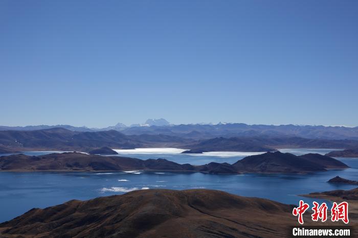 圖為從海拔約5000米的魯日拉觀景臺俯瞰羊湖?！∪轿木?攝