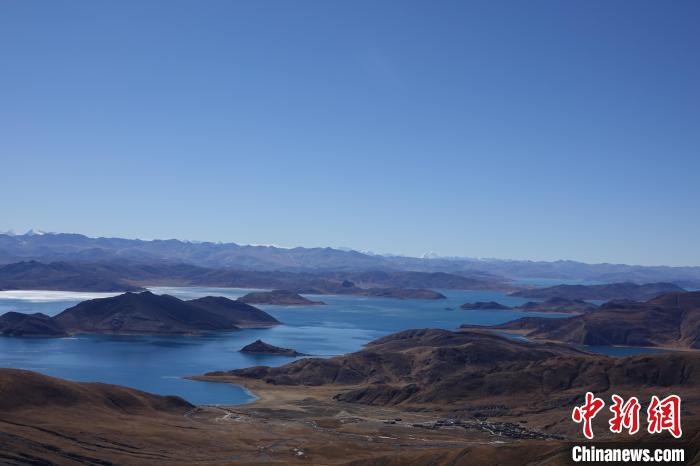 冬日羊卓雍措：湖水湛藍(lán)，如詩如畫