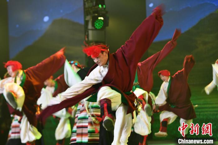 圖為演員在聯(lián)歡晚會(huì)上表演?！∝暩聛硭?攝