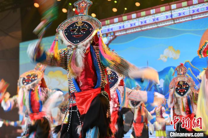 圖為演員在聯(lián)歡晚會(huì)上表演?！∝暩聛硭?攝