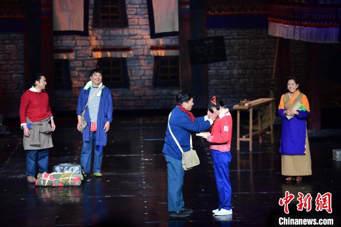 圖為西藏本土話劇《八廓街北院》演出現(xiàn)場?！∝暩聛硭?攝