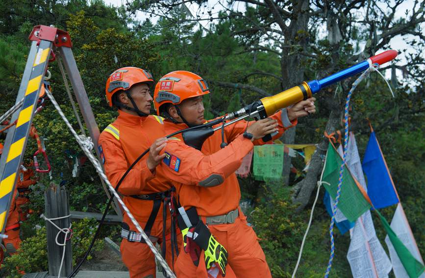 發(fā)射拋投器 。西繞拉翁攝
