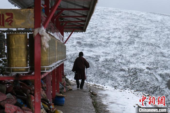 孜珠寺與雪山風光。　江飛波 攝