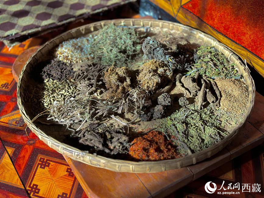 制作藏香的草本原料。人民網(wǎng)記者 次仁羅布攝