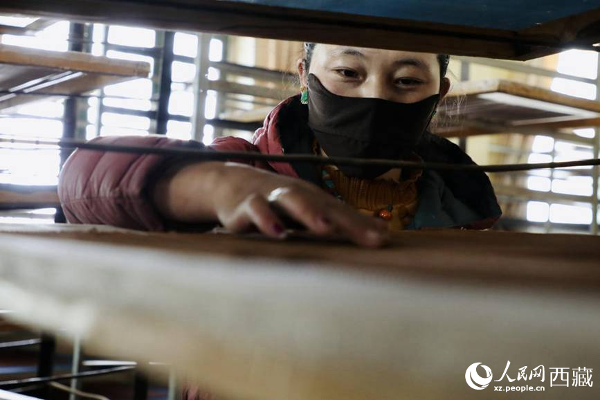 晾曬制作好的藏香。人民網(wǎng)記者 次仁羅布攝