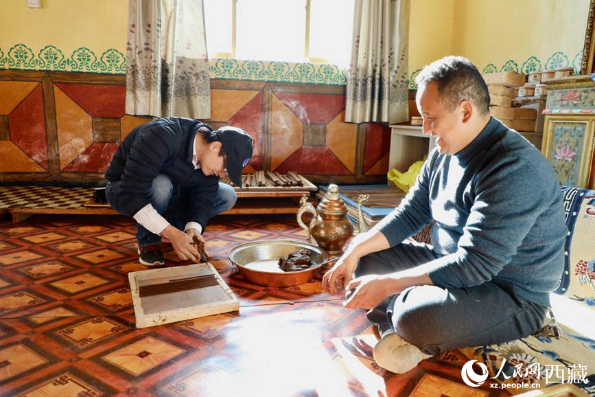 游客正在學(xué)習(xí)制作藏香。人民網(wǎng) 記者次仁羅布攝