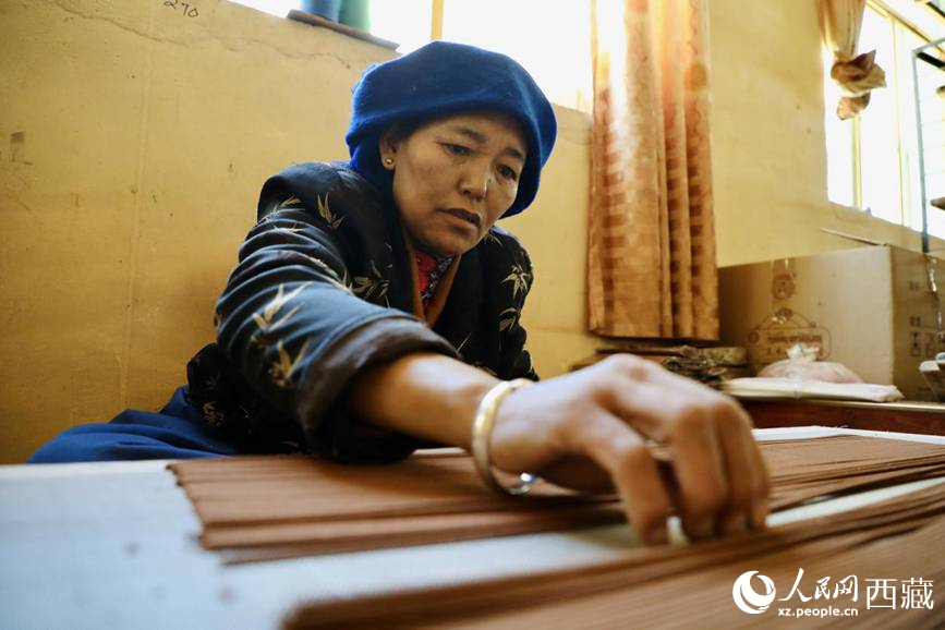 藏香廠的工人們堅(jiān)持手工制作藏香。人民網(wǎng)記者 次仁羅布攝
