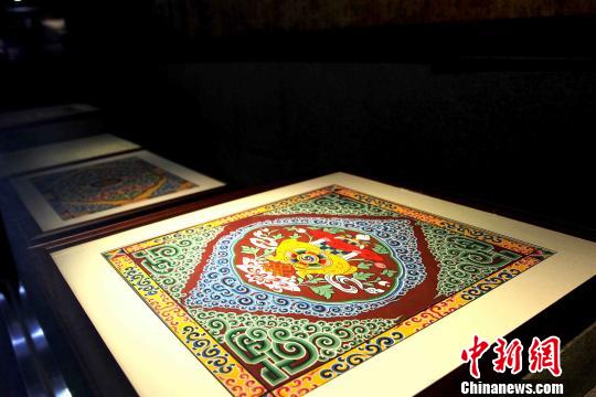 圖為藏式建筑傳統(tǒng)圖案?！?zhí)砀?攝