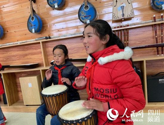 民族樂(lè)器興趣小組的學(xué)生們正在練習(xí)音樂(lè)。（高婉汀 攝）