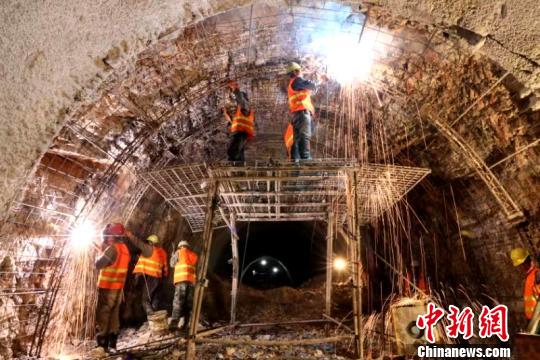 圖為施工人員正在進(jìn)行隧道支護(hù)焊接作業(yè)?！￡悤?攝