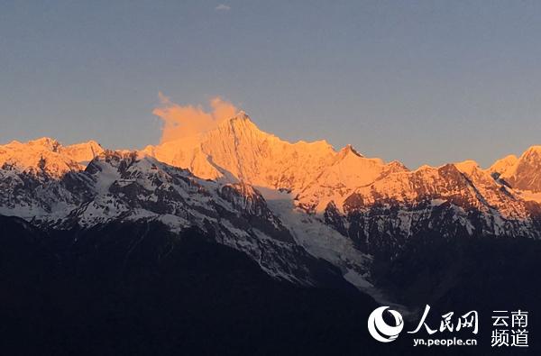迪慶梅里雪山“日照金山”景觀。（供圖）