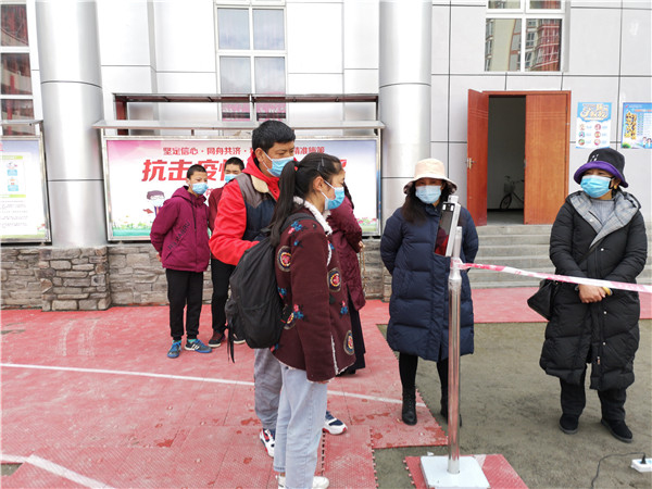 圖片默認標(biāo)題_fororder_1、學(xué)生排隊進入校園-攝影-左斌