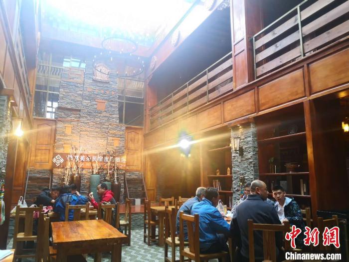 圖為扎尕那的藏式民宿酒店中，游客正在用餐?！∈缝o靜 攝