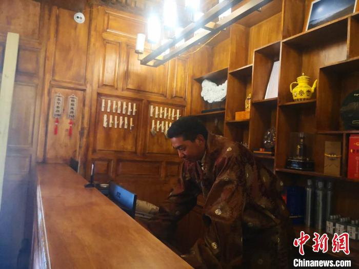 圖為桑杰才讓用電腦處理財務。　史靜靜 攝