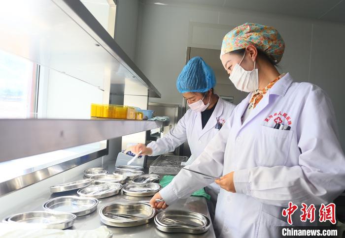 7月下旬，夏河縣人民醫(yī)院醫(yī)生進(jìn)行手術(shù)用具的消毒清潔?！「哒?攝