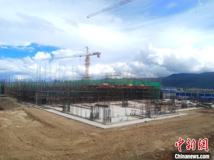 圖為香格里拉站實(shí)現(xiàn)封頂。中國(guó)鐵路昆明局集團(tuán)供圖