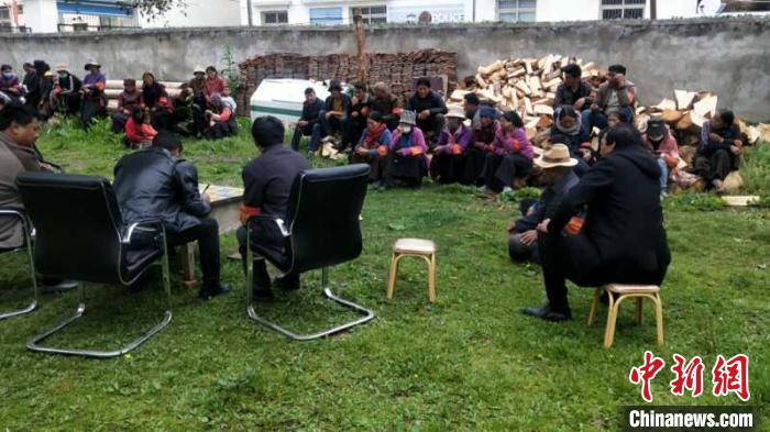 村民接受防火常識(shí)教育。若爾蓋縣林業(yè)和草原局供圖