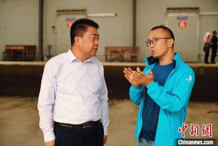 天祝縣委書記李鵬(左)接受自媒體“碼頭青年”主編林飛(右)采訪?！￡I道華 攝