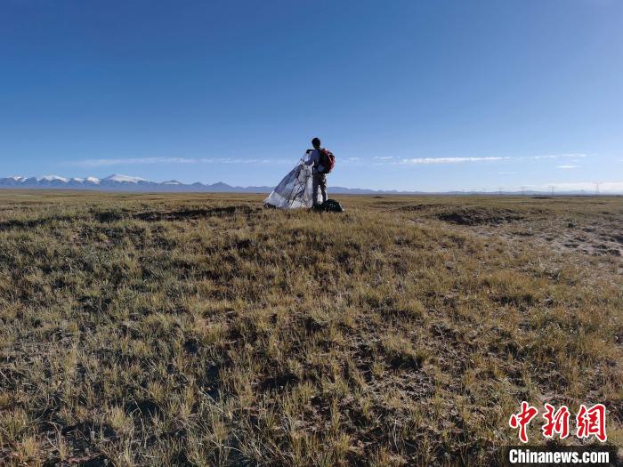 圖為索南達杰保護站保護隊員在可可西里找到露營的葉某。　鄧海平 攝