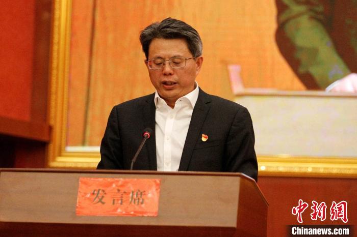 圖為果洛州委常委、副州長、上海市援青聯(lián)絡組組長馮志勇總結對口支援十年工作?！」逯菸麄鞑抗﹫D 攝