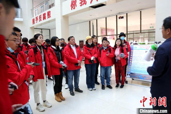 圖為中外媒體采訪三江源國家公園瀾滄江源園區(qū)生態(tài)保護成效?！?zhí)砀?攝