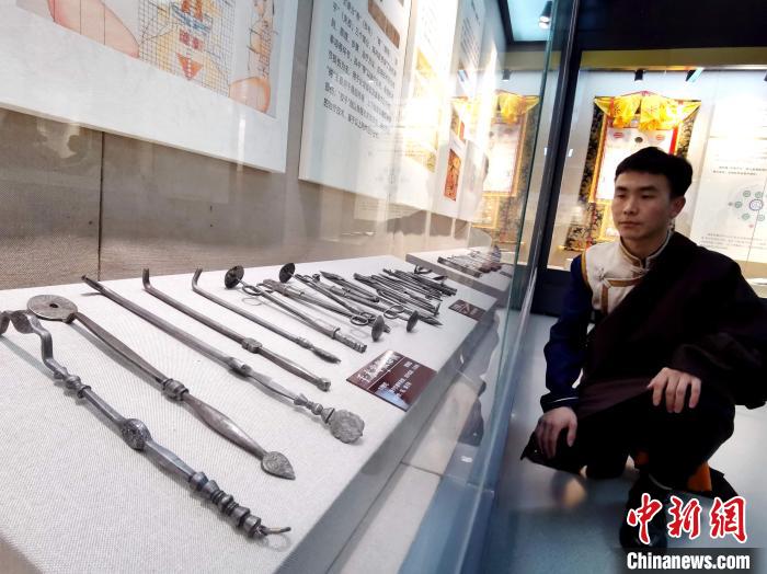 圖為陳展的藏醫(yī)手術(shù)器械?！?zhí)砀?攝