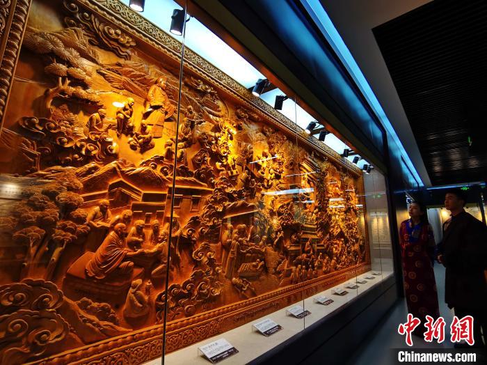 圖為青海大學(xué)民族醫(yī)學(xué)博物館陳展的歷代知名藏醫(yī)浮雕?！?zhí)砀?攝