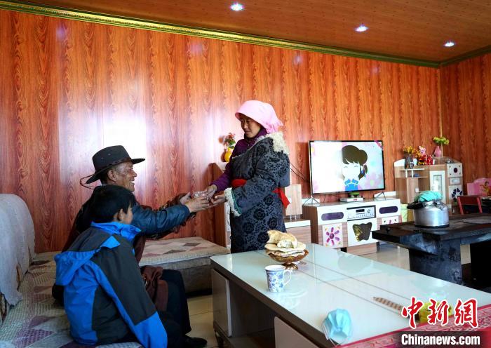 圖為易地搬遷后的哇保家?！〔彭検步?攝