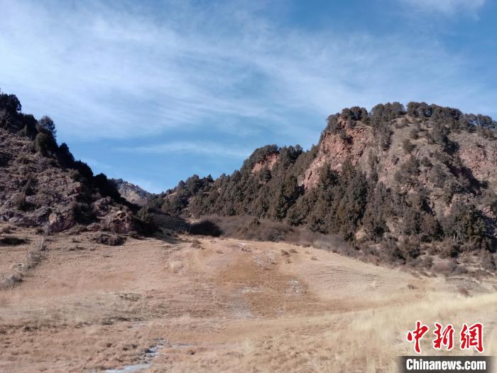 圖為坎布拉外圍地區(qū)的古火山口。孫揚益 供圖 孫揚益 供圖 攝