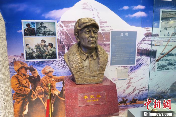 圖為南疆軍區(qū)某合成團1連榮譽室，雕像是進藏先遣英雄連總指揮李狄三?！畛坛?攝