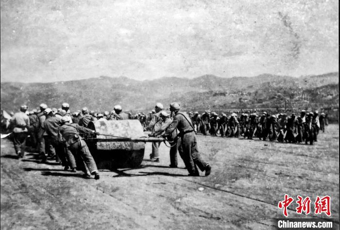 十八軍戰(zhàn)士修建機場跑道。(歷史圖片由十八軍后代張小康提供，劉炳科翻拍)