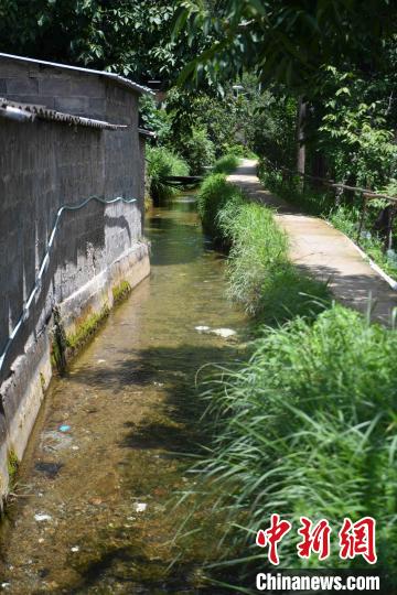 圖為至今仍在流淌的楚援溝?！⑷疥?yáng) 攝