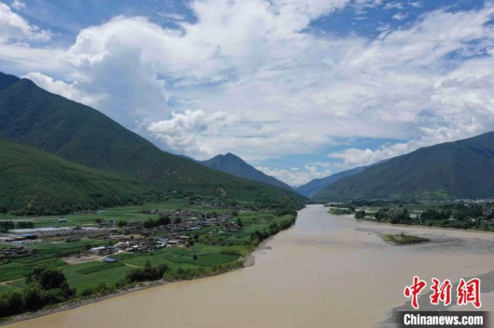 圖為航拍金江鎮(zhèn)，農(nóng)田里綠意盎然?！⑷疥?yáng) 攝