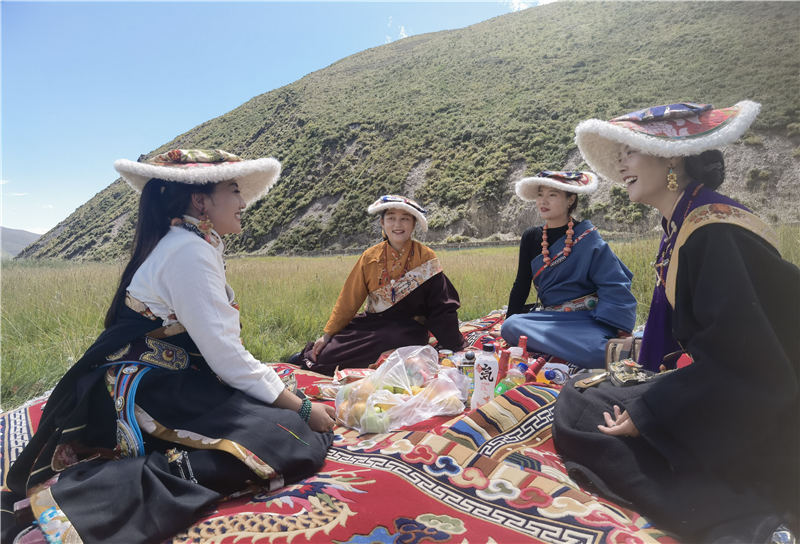拉姆和她的朋友們在砂場修復(fù)點(diǎn)耍壩子。甘孜州石渠生態(tài)環(huán)境局供圖