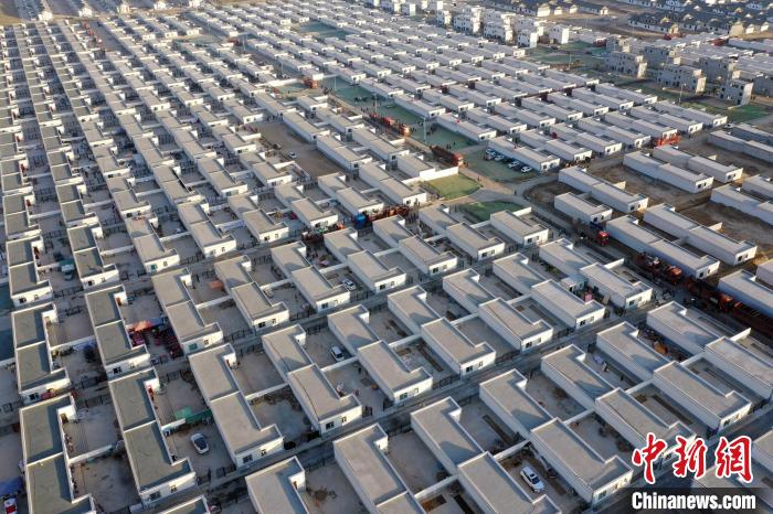 圖為蘭州新區(qū)移民安置區(qū)?！《P 攝