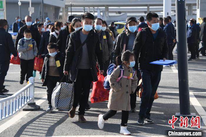 圖為搬遷民眾剛出火車站?！《P 攝