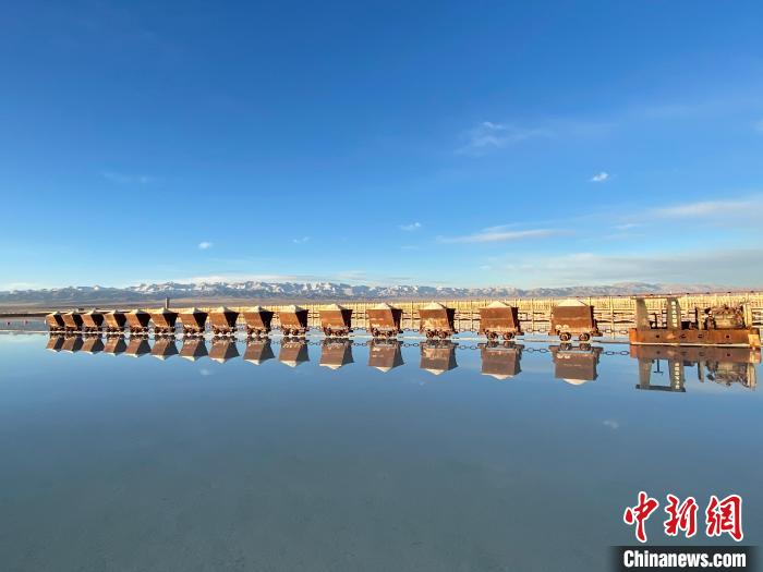 圖為小火車(chē)倒影在湖中，湖面如圖明鏡一般?！●R翔 攝