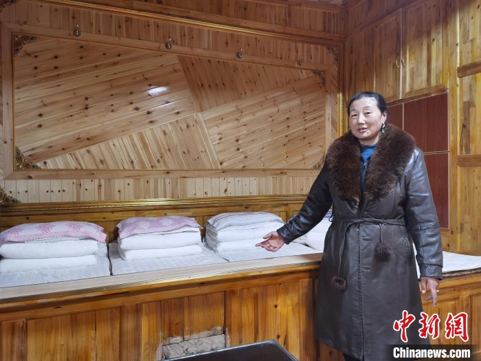 圖為德吉村村民鬧尖措介紹自家農(nóng)家樂?！∑钤鲚?攝