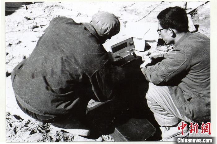 中鐵西北院科技工作者在風火山觀測站收集儀表數(shù)據(jù)。(資料圖) 中鐵西北科學研究院供圖