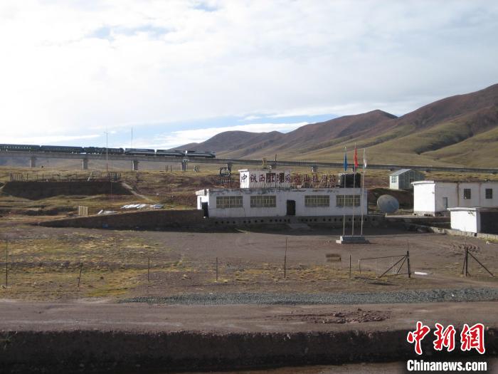 圖為青藏鐵路通車后列車經(jīng)過中鐵西北院風火山觀測站。(資料圖) 中鐵西北科學研究院供圖