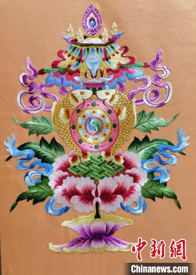 圖為藏繡作品?！∑钤鲚?攝