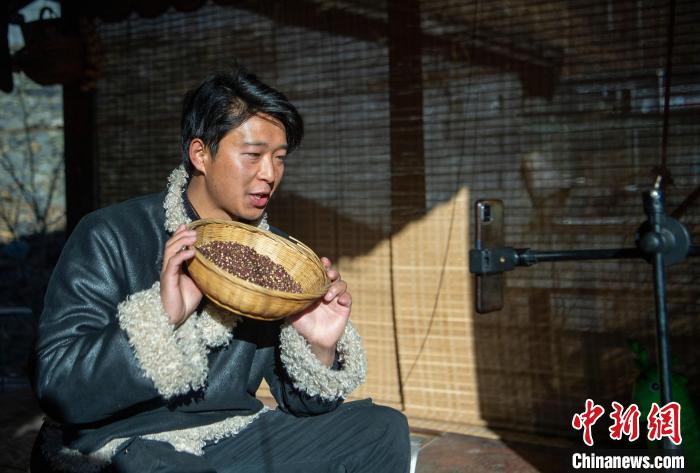 洛桑在鏡頭前介紹家鄉(xiāng)特產(chǎn)?！⒅铱?攝