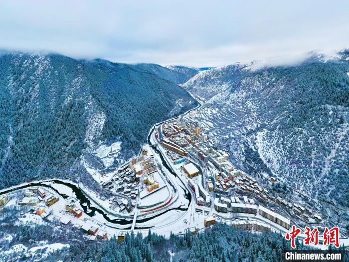 壤塘的雪后美景?！∪捞量h融媒體中心供圖
