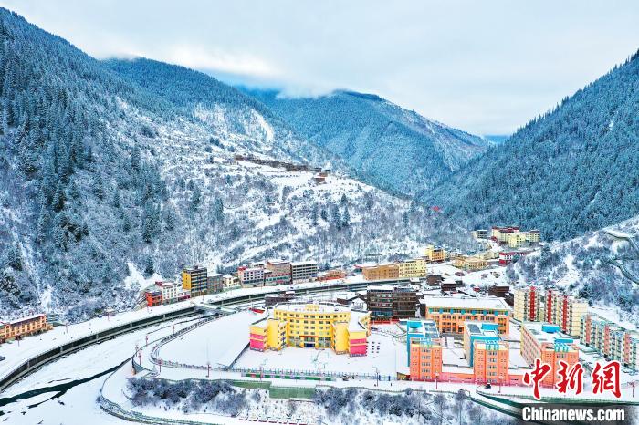 壤塘的雪后美景?！∪捞量h融媒體中心供圖