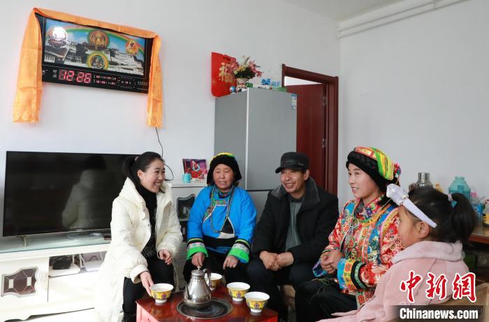 新家是兩層小樓房，一樓布置得充滿(mǎn)現(xiàn)代感，喝著藏式奶茶，一家人聊著今年春節(jié)怎么過(guò)?！《∷?攝